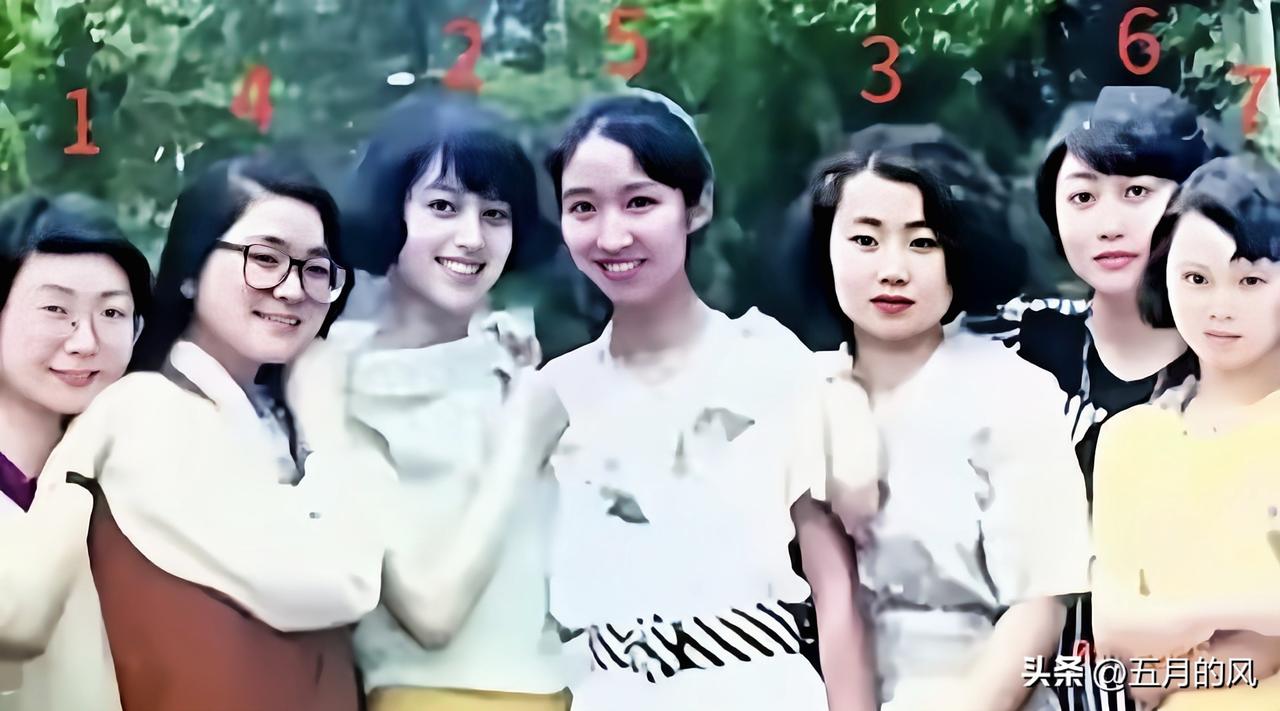 考考你的眼力，哪位是年轻时候的华春莹？看看你能不能一眼认出来。