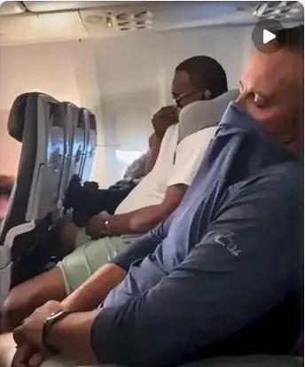 笑不活了家人们！
喷了印度航空的一趟波音777航班，发生了一起极为尴尬的事件。