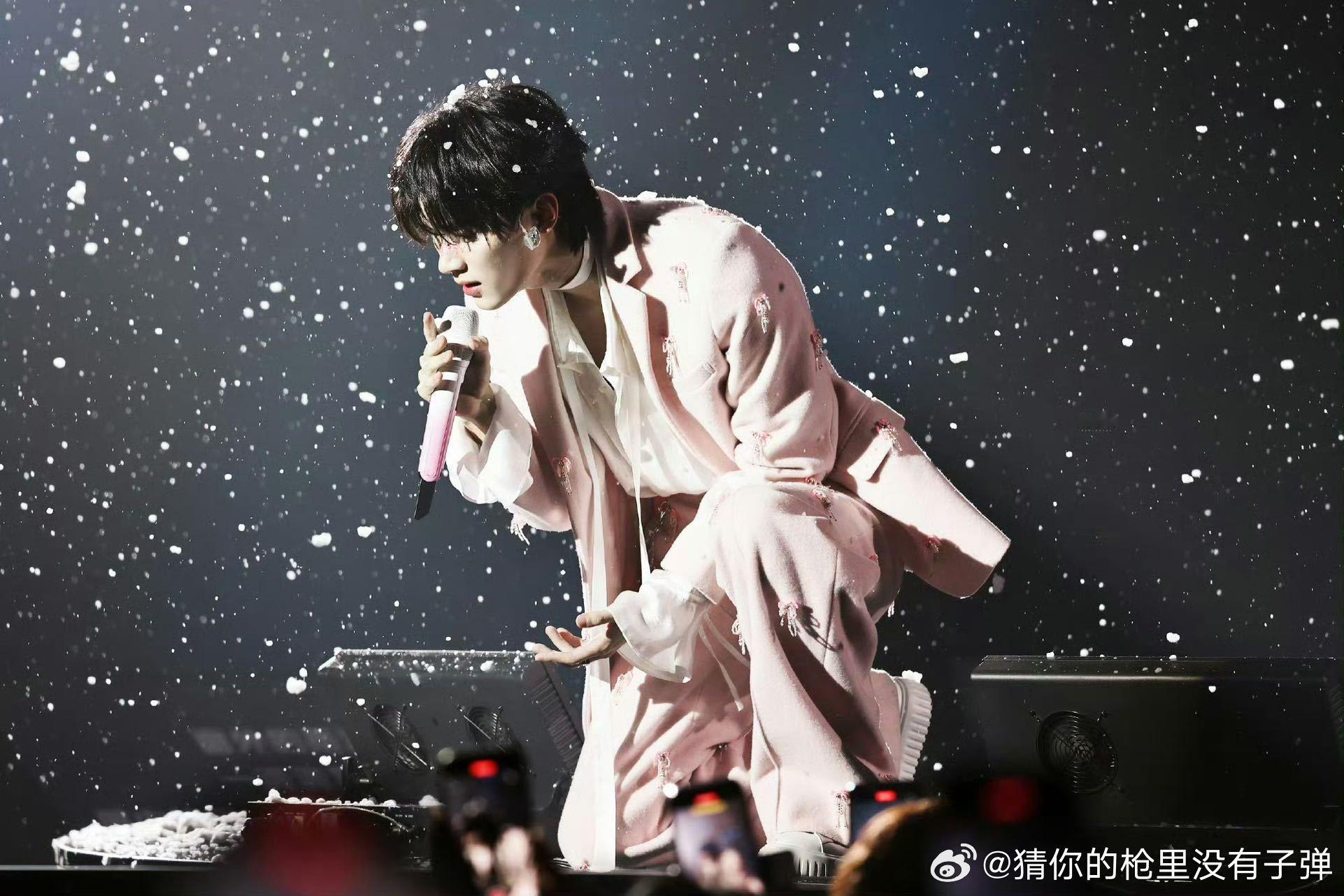 周翊然单膝跪地神图  周翊然单膝跪地唱歌  单膝跪地的周翊然，歌声中饱含着故事，