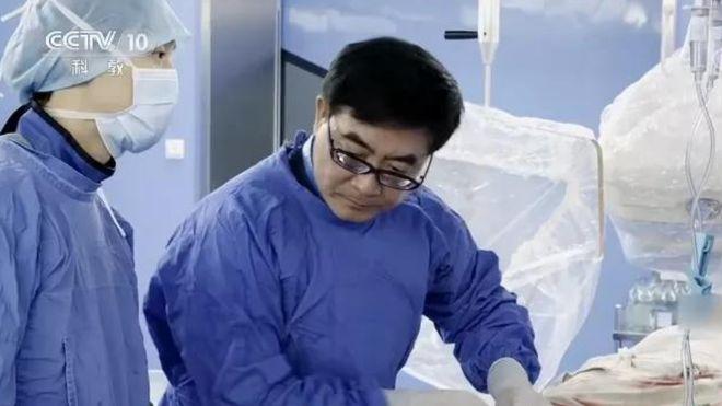 2016年，上海中山医院顶尖心内科主任葛均波，为一位19岁的少女做心脏手术时，竟