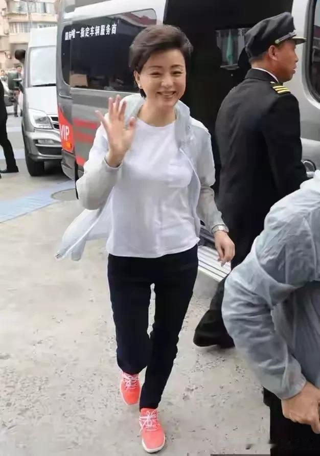 很难相信她都56岁了，我就想知道她是怎么保养的啊？简直美翻天了！素颜居然都如此惊