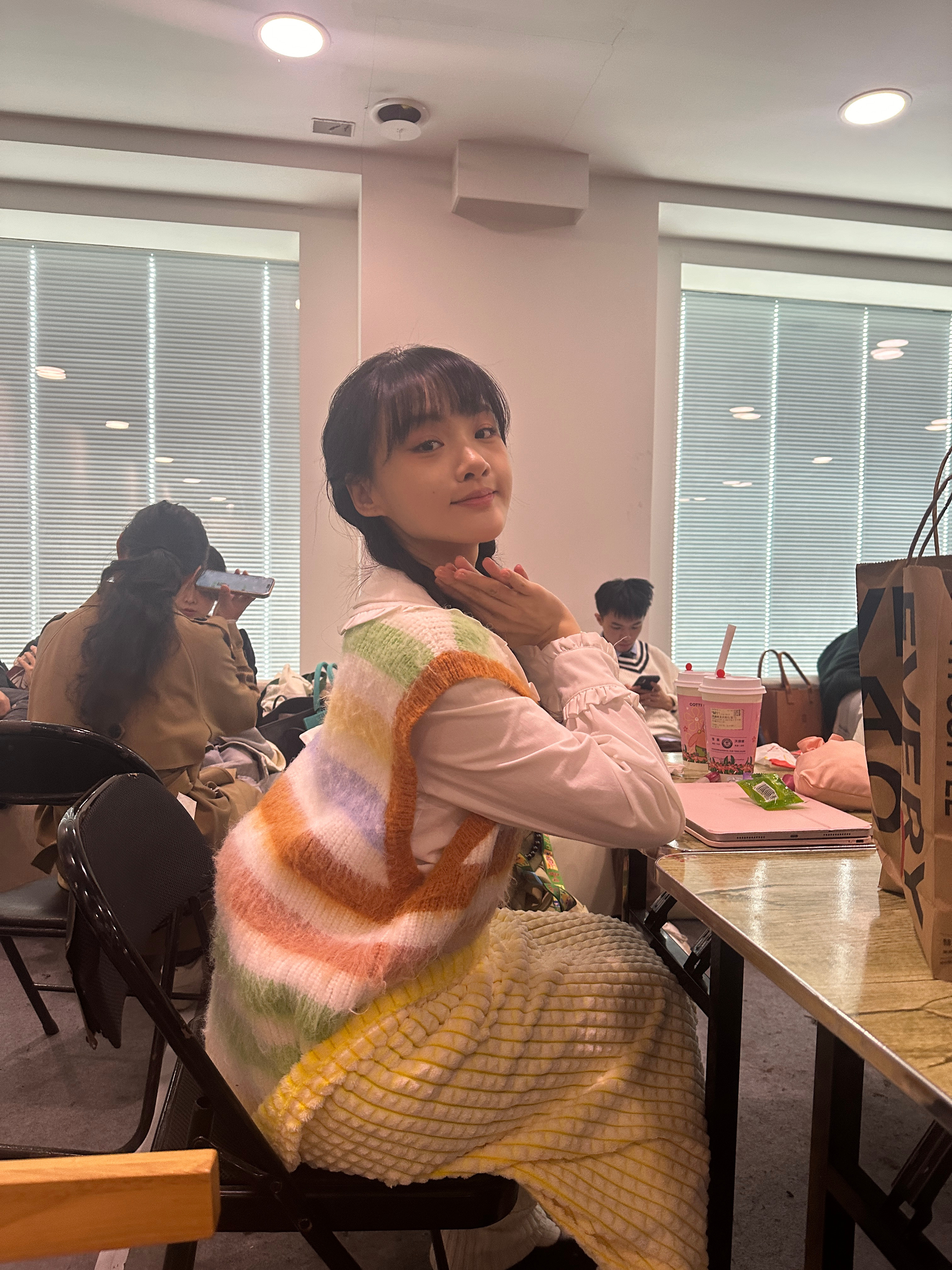 来晚了让我们一起祝这个小林菲菲 昨天生日快乐🎂 ​​​