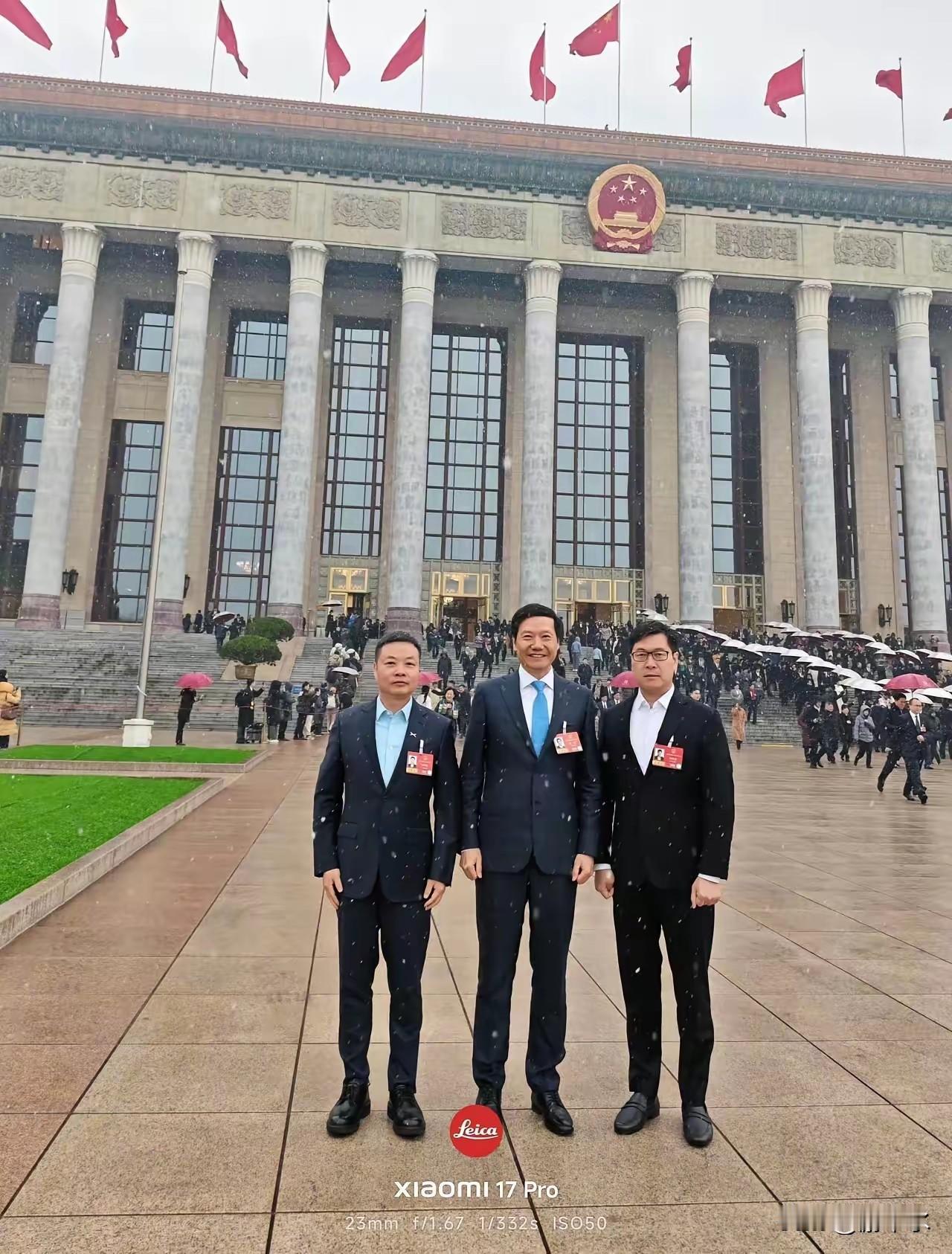 站在C位的是雷军，他是小米科技有限责任公司创始人、董事长兼首席执行官，同时也是第