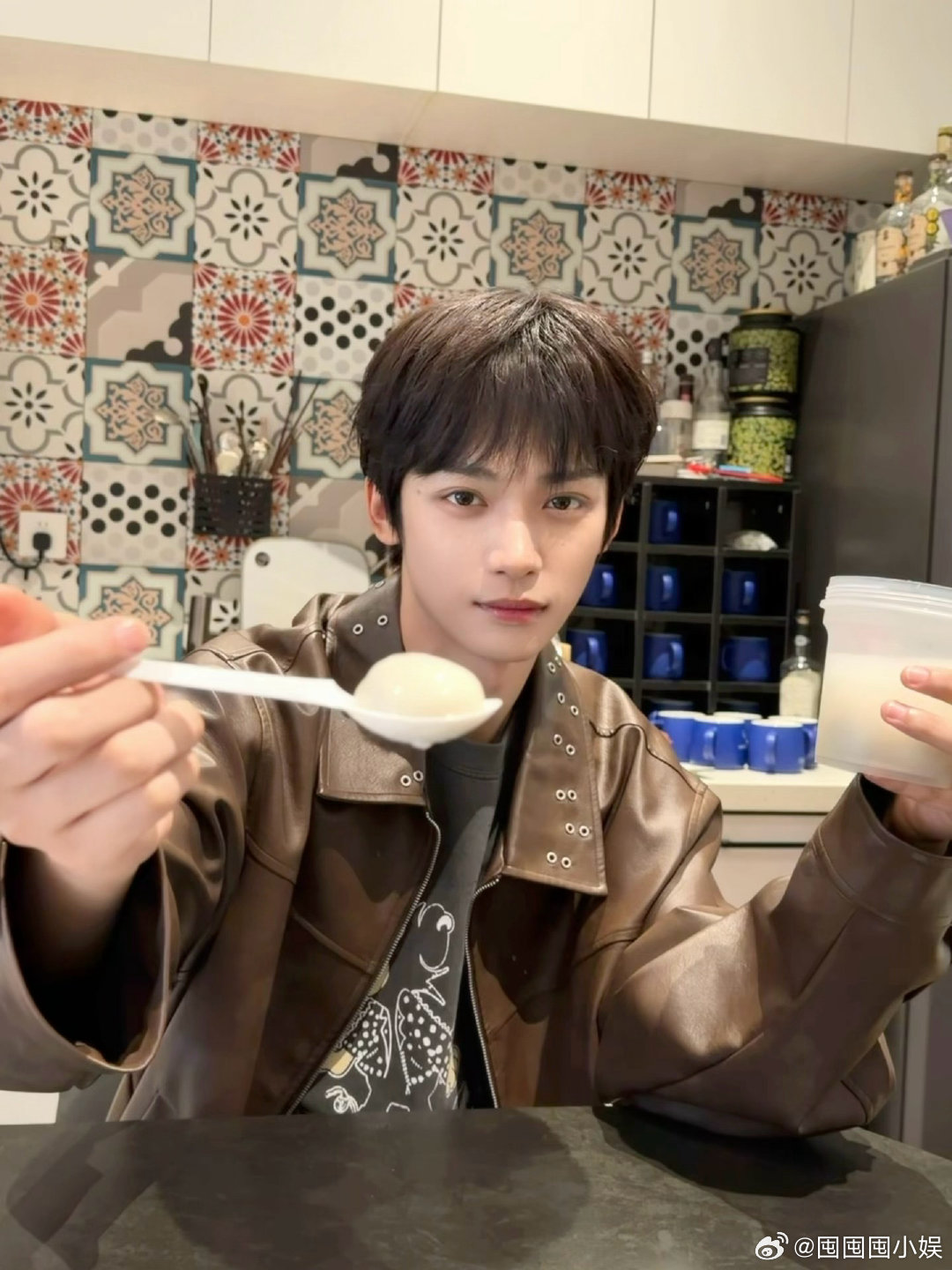 梓渝晒吃汤圆照梓渝晒吃汤圆plog 梓渝晒吃汤圆照，连吃东西的样子都让人觉得心动