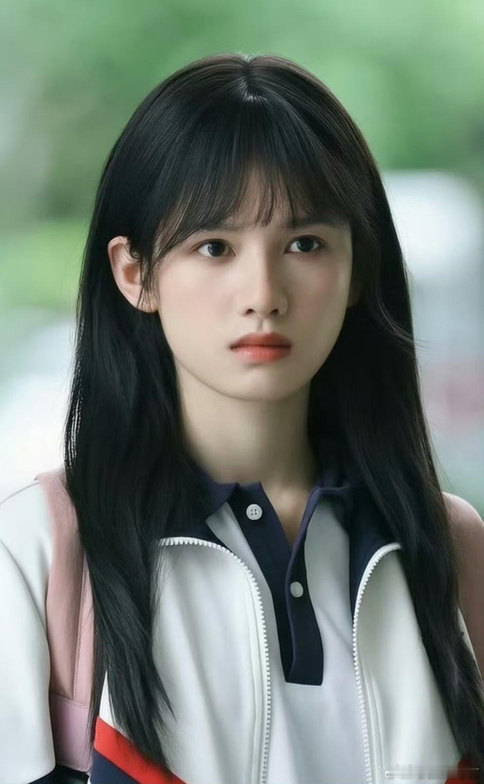 张婧仪演白富美穷学生都有说服力野狗骨头光是看着苗靖安静待着的镜头，就能感受到她心