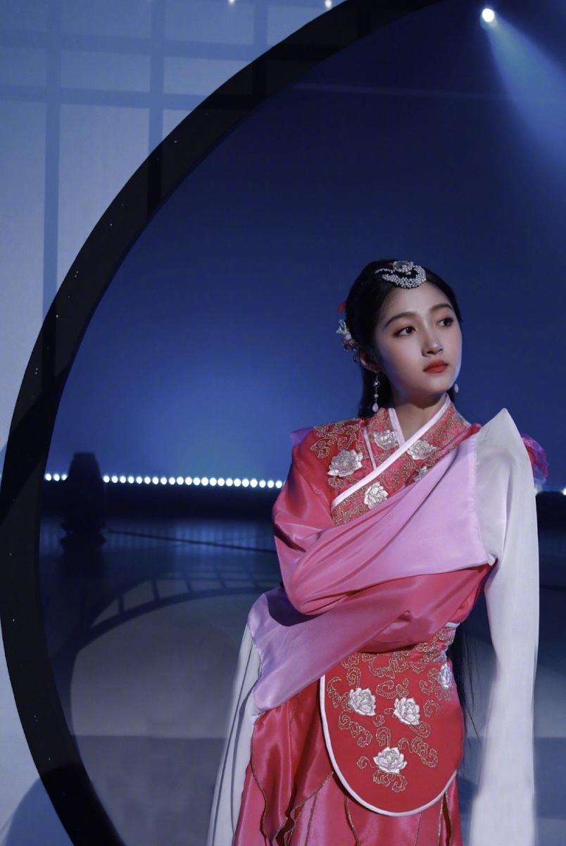 #关晓彤cos甄嬛跳惊鸿舞# 王牌对王牌节目组太厉害了，彤姐完美复制嬛嬛，这不谁