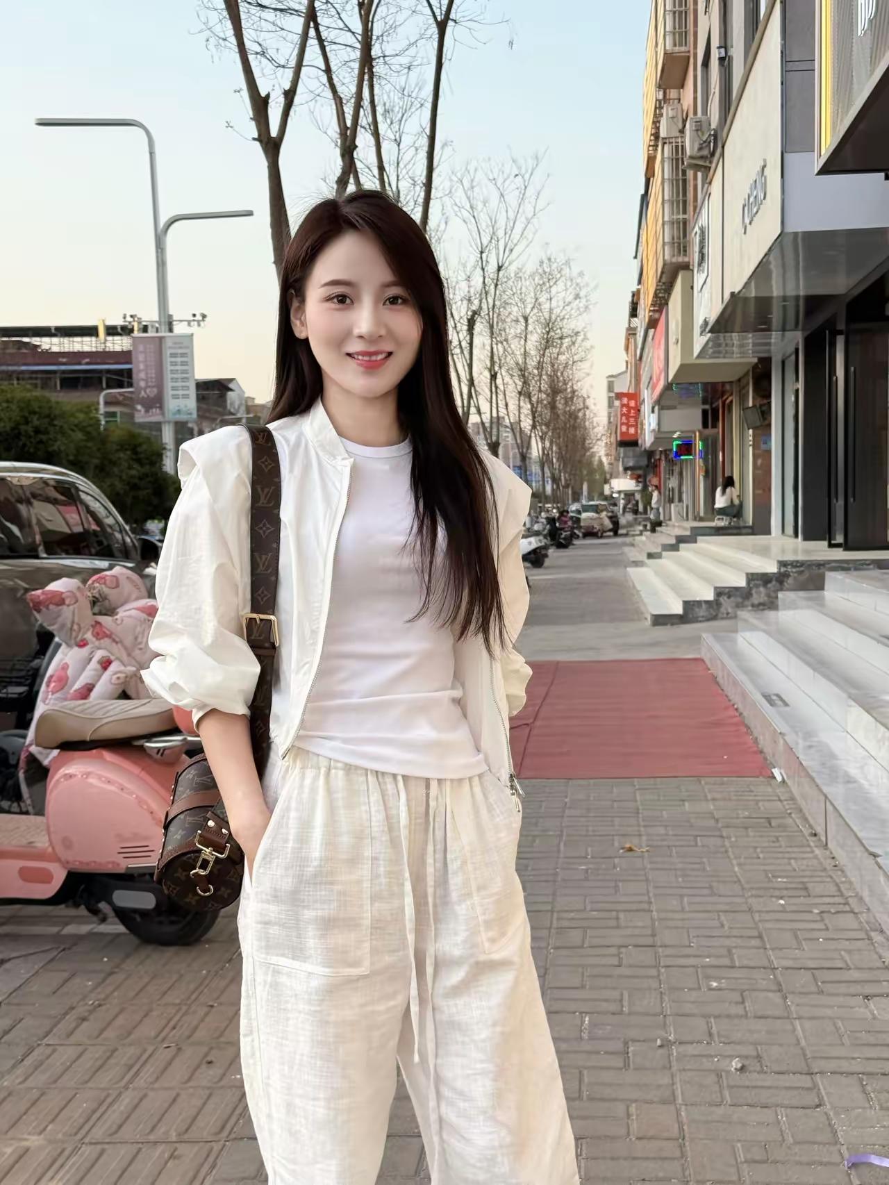 简约风穿搭，清新自然，轻松出行。