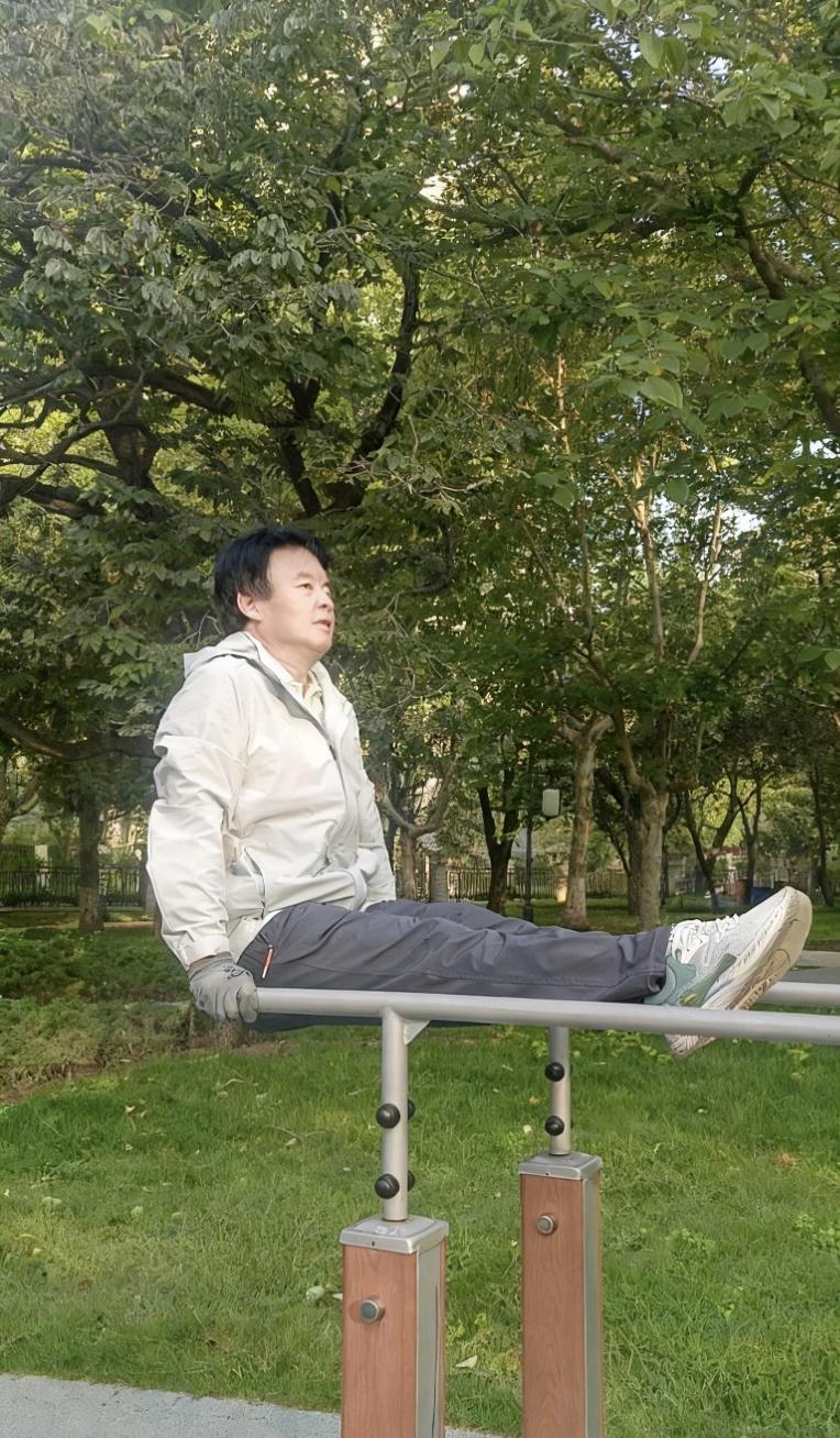 双杠支撑举腿，学写小品。