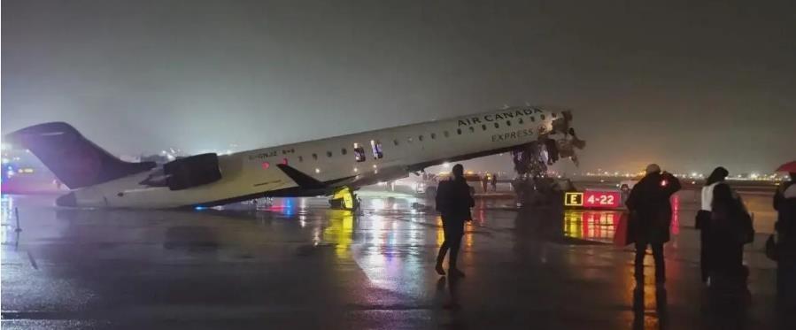 美国再次发生波音客机事故。一架加拿大航空快运公司的波音飞机在纽约机场降落时与一辆