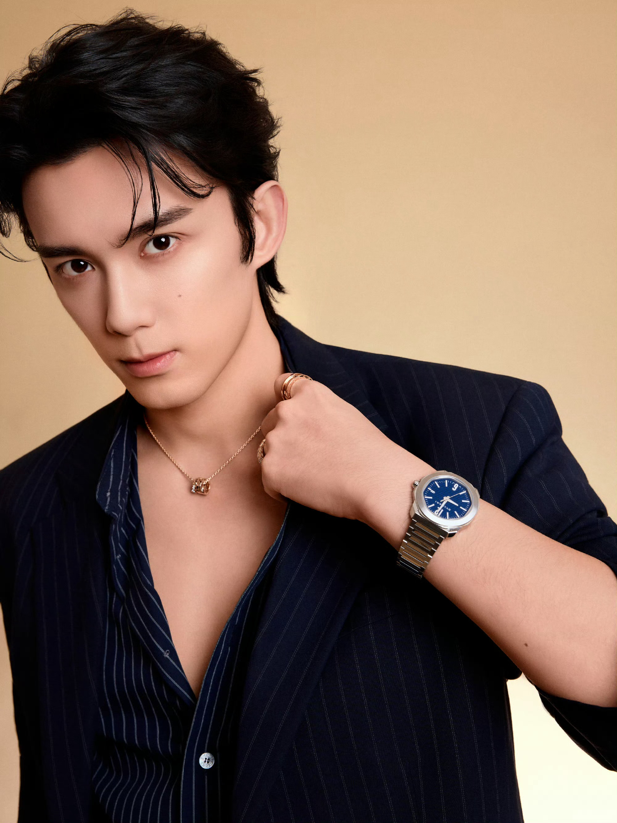 宝格丽发了品牌代言人吴磊。最近无业游民总是辣菜吴磊怎么回事儿？