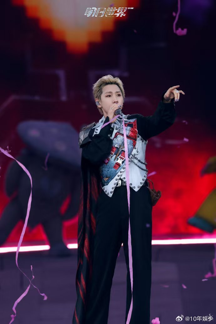 还以为告两人也来汪苏泷演唱会了谁看花眼了！猛地一看以为告两人来到汪苏泷演唱会。脑