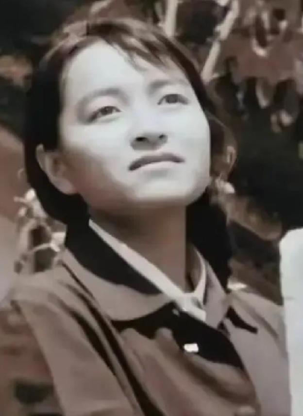 1995年，褚时健最疼爱的女儿褚映群被洛阳警方带走，她在看守所里选择了自杀。消息