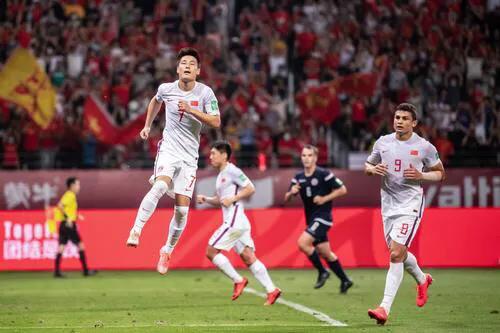 熬夜看国足对阵越南的有木有，明天班不上了，大不了开除老板，支持国足！！！