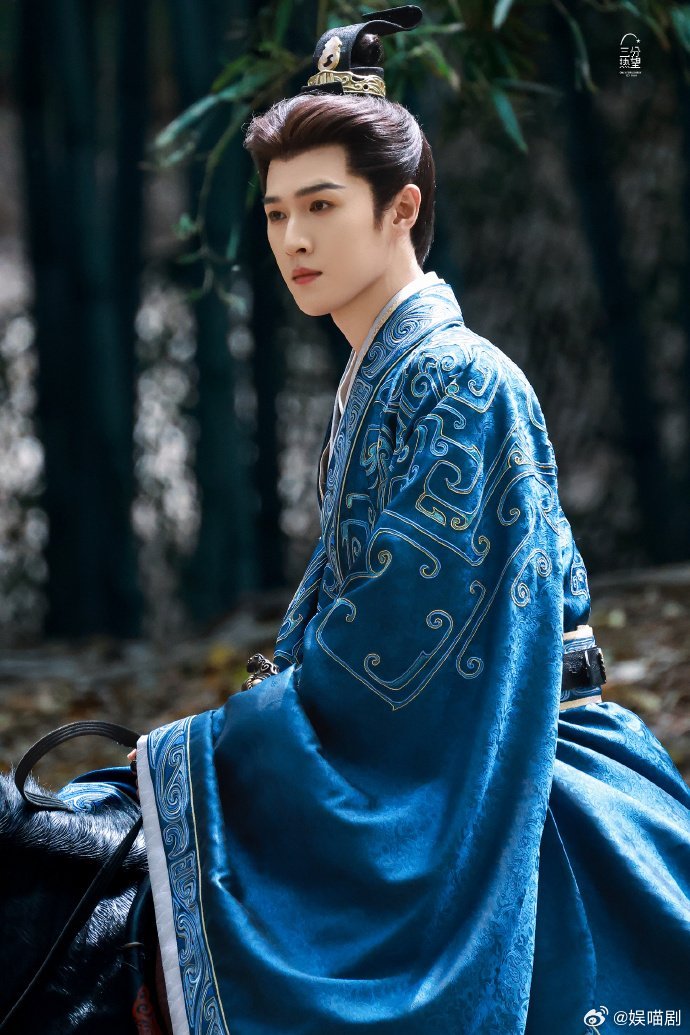 李昀锐骑马脸不抖李昀锐策马狂奔居然脸不抖、表情不崩，这核心力量我是服气的。不愧是