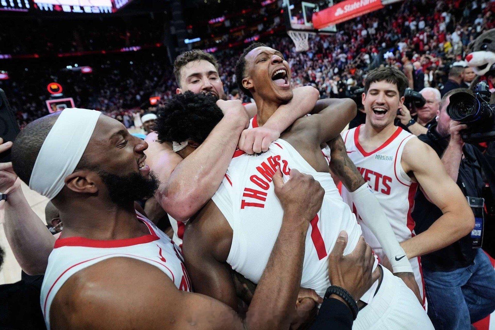 看采访，杜兰特的伤问题不大，就是非常疼！能不能打G2，要看今天的比赛结果，如果今