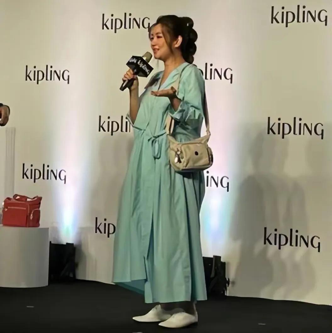 4月27日Selina出席活动，两套孕妇装都是那么美丽，她带着肚中的小宝贝穿绿色