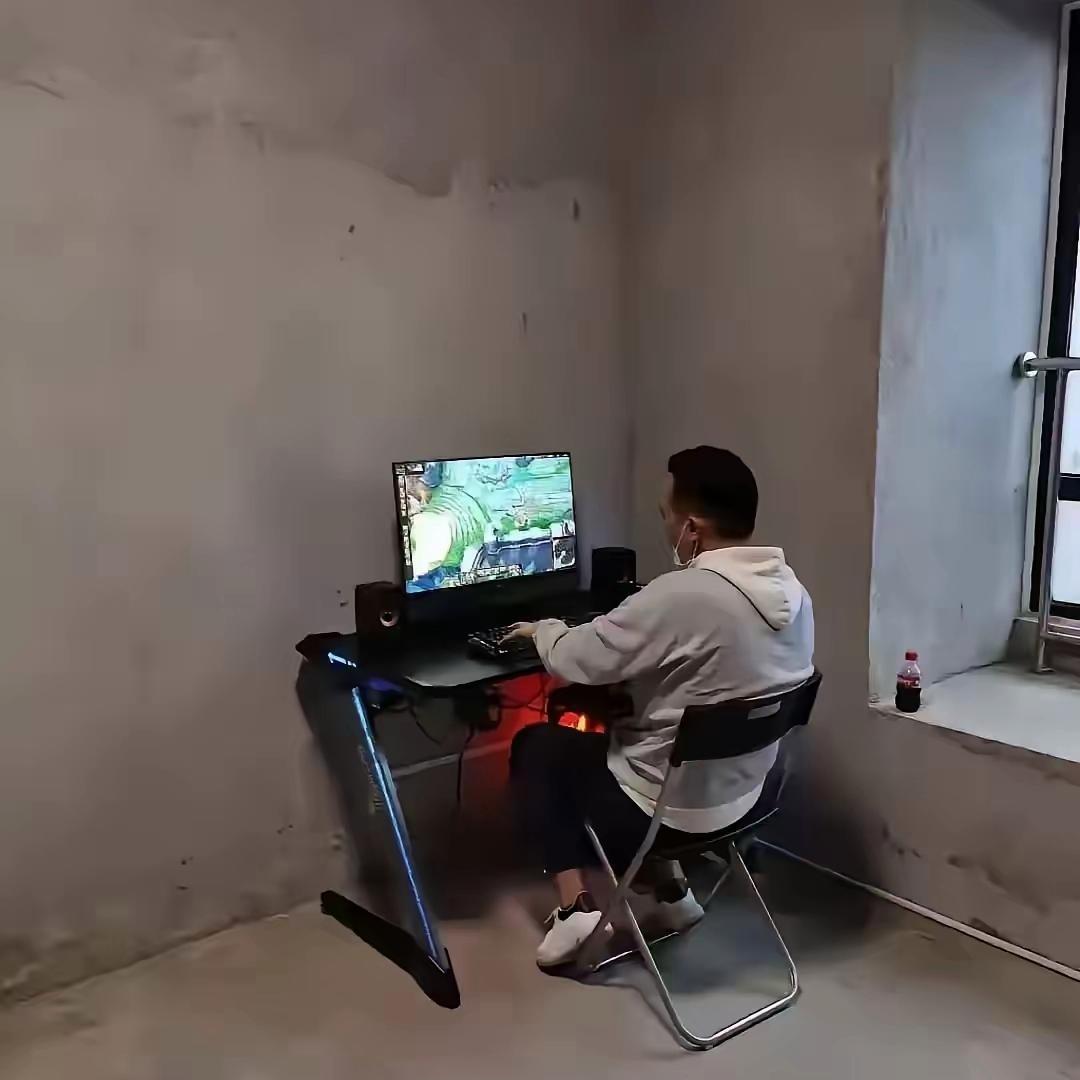 这张图，我真的有点懵！
 
房子买好了，墙和地面全是水泥毛坯，啥装修都没做。
