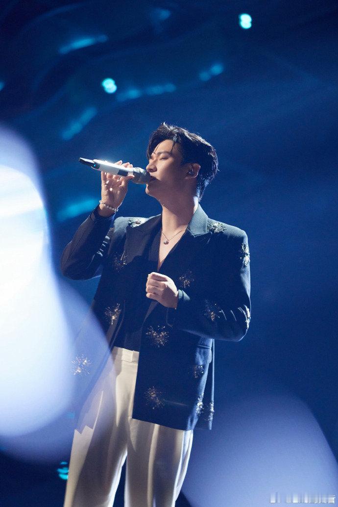 低吟浅唱到深情呐喊，周兴哲把成年人的爱情唱得淋漓尽致～ 