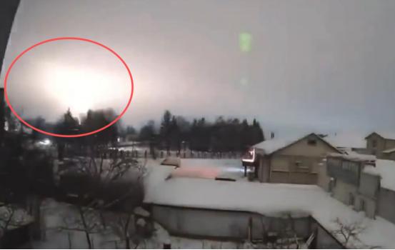 俄罗斯用“榛树”高超音速导弹打击乌克兰，我认为这是为了震慑和警告欧洲国家，反击部