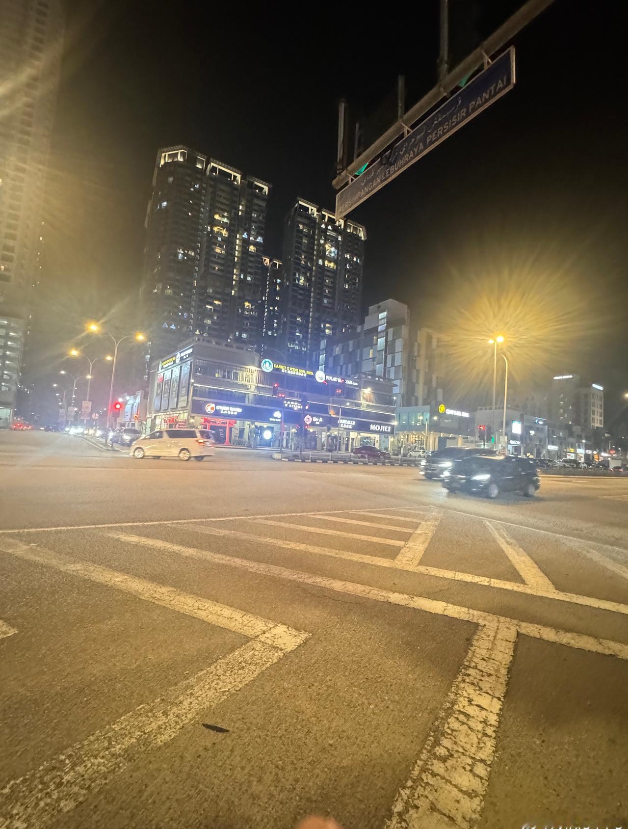 一个没有斑马线
红绿灯也稀少
过马路无比坎坷[流泪][流泪] ​​​