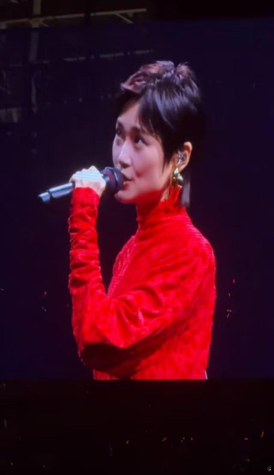 李宇春要解放李宇春 李宇春杭州演唱会名场面+1！带着感冒仍全力输出，“要解放李宇