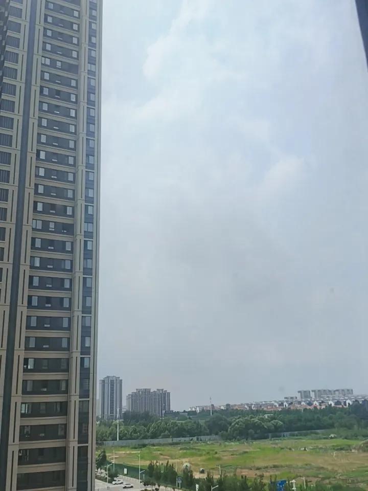 站在十楼、隔着窗子拍摄天空。
高空窗景拍照 
头条首发