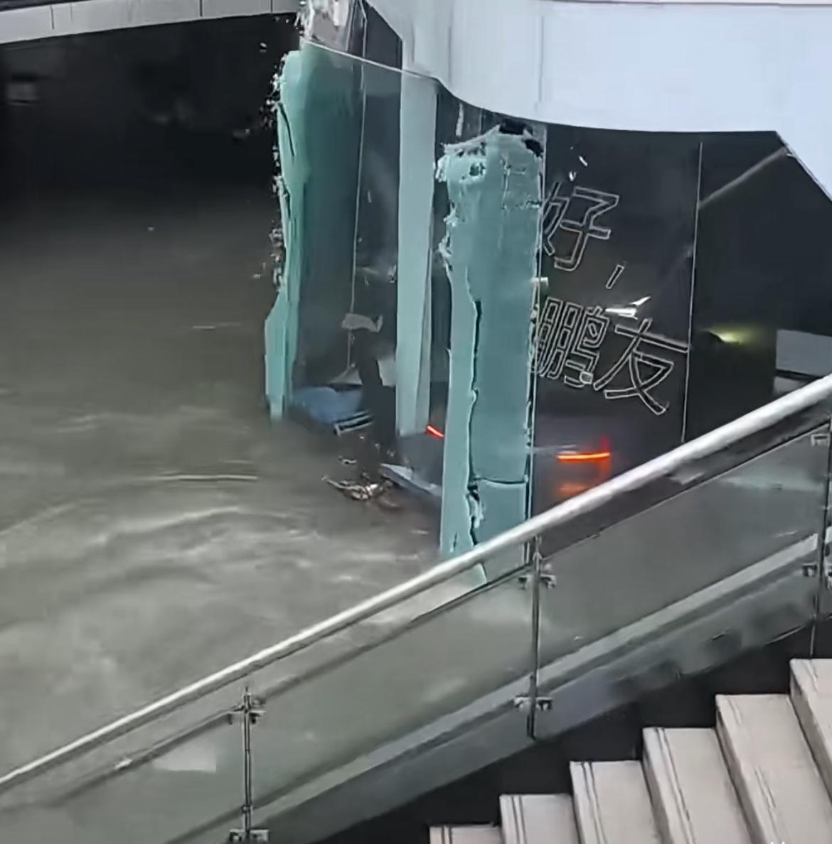苏州暴雨，一商场地下一层被淹

现场看到，一小鹏门店进水，一台小鹏GX和一台小鹏