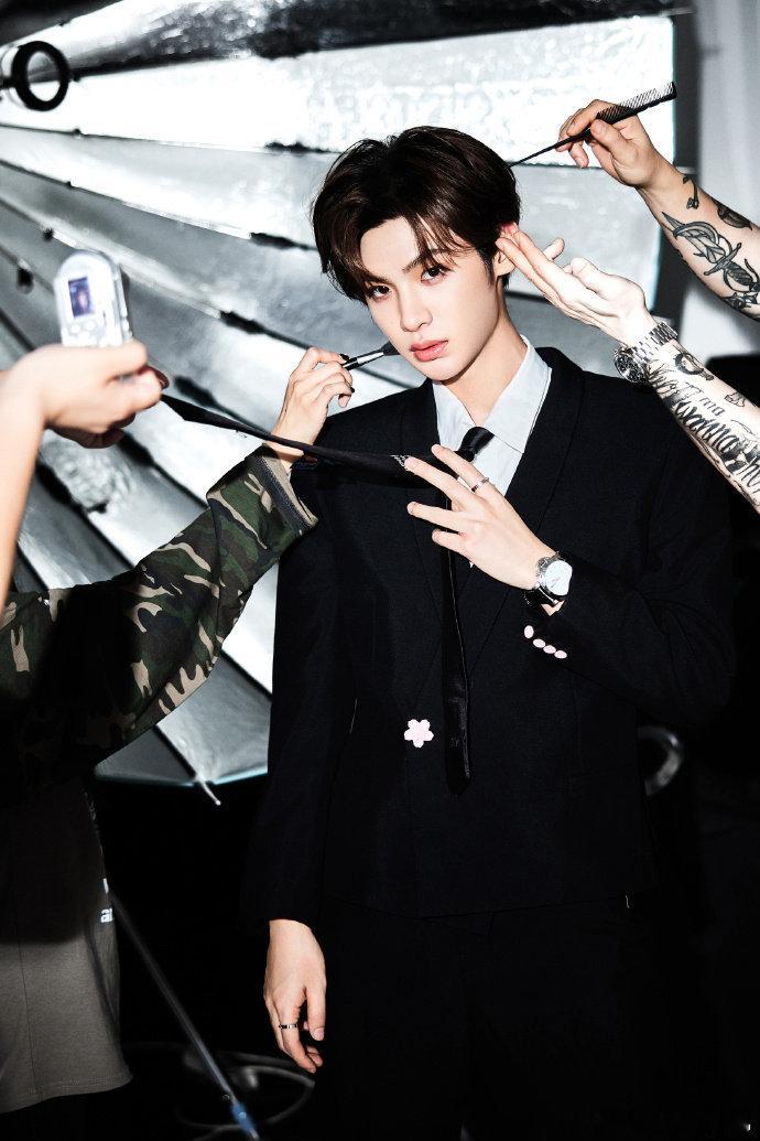 黄明昊粉色袖扣，黄明昊黑西装粉色花朵扣，满分帅气的小贾上线啦，期待住和你的现场的