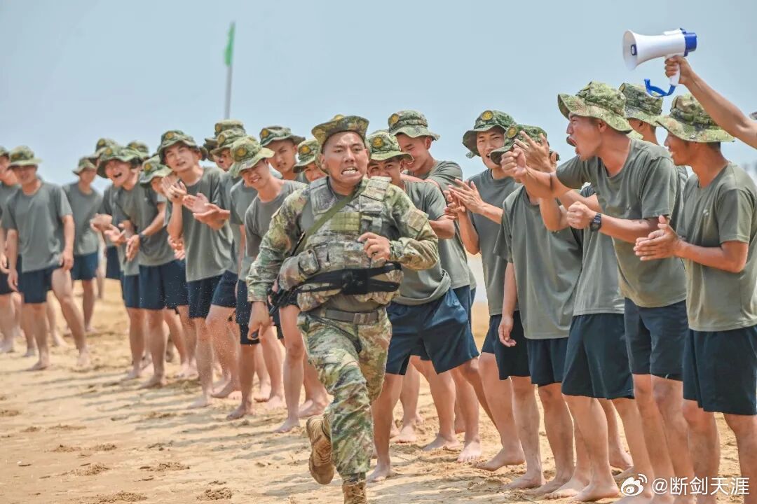 前线熄灯号军营晚点名人民前线 荣誉属于过去，奋斗赢得未来。晚安