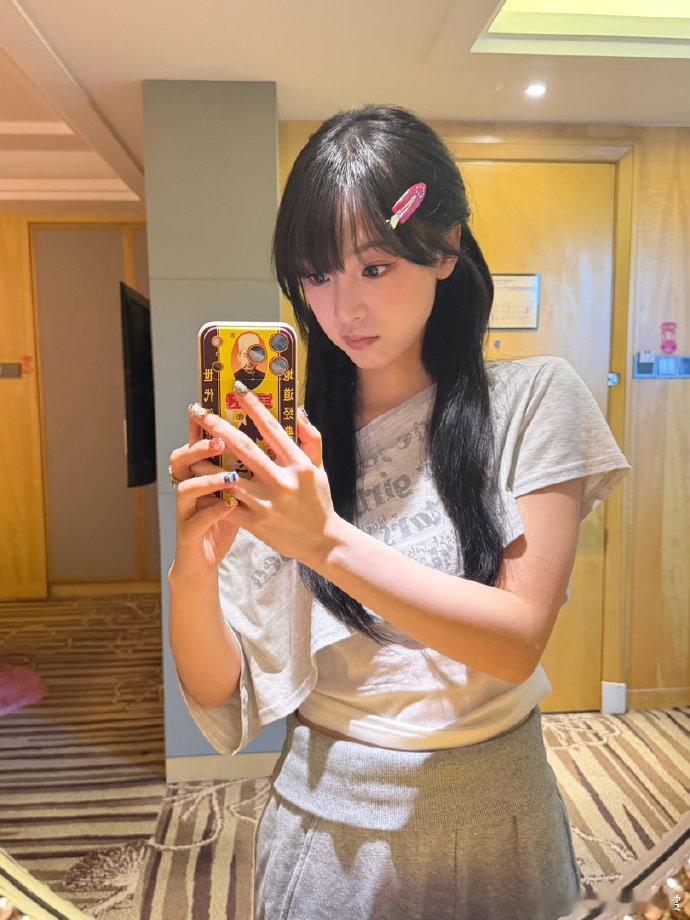 黄灿灿问大家喜欢长头发吗黄灿灿这个长发造型很减龄，还主动询问大家看法，互动感拉满
