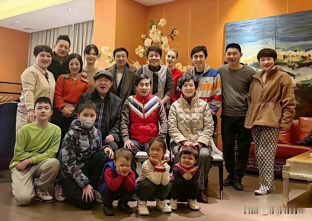 撒贝宁晒全家福