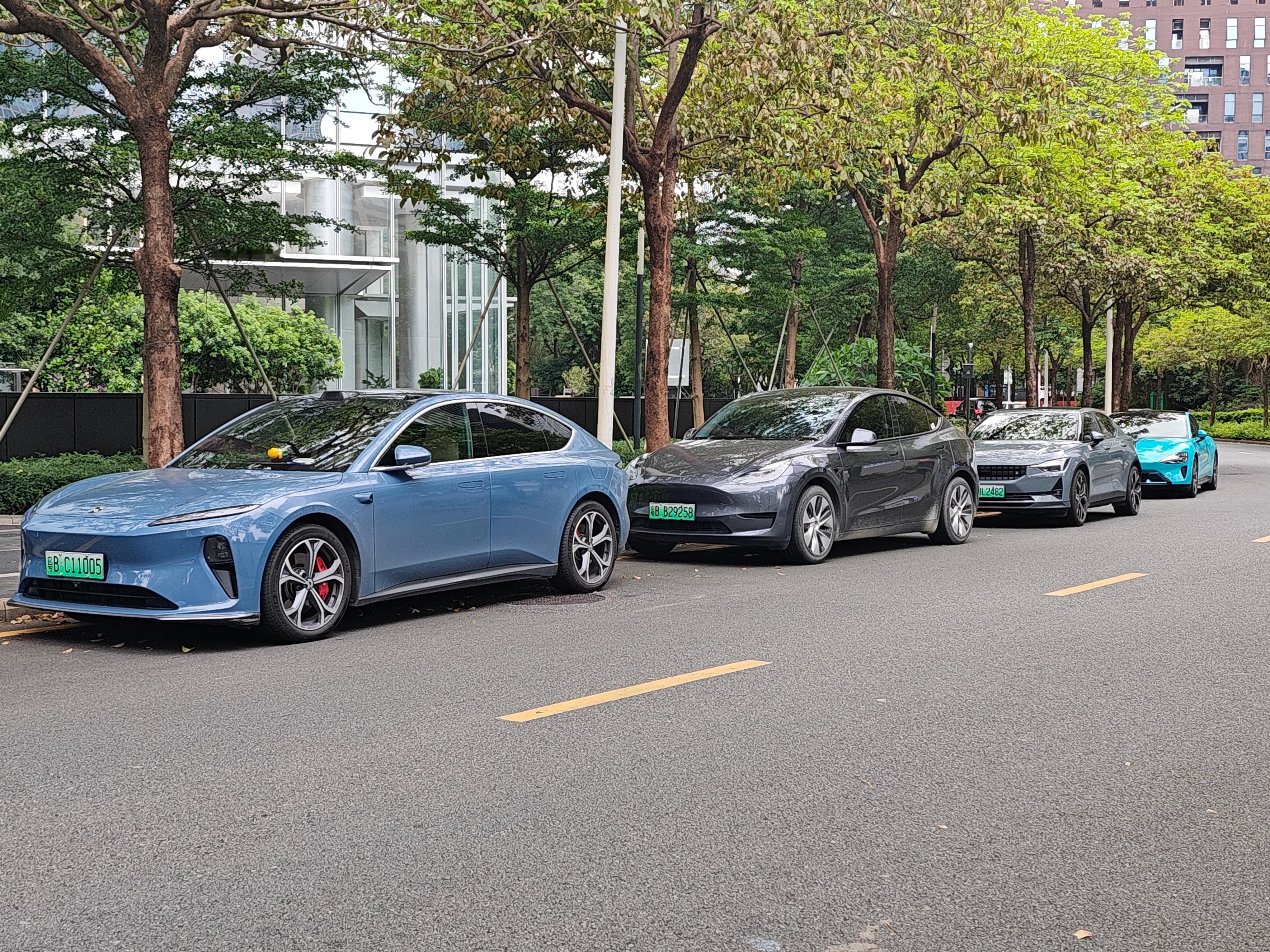 有趣的一幕，喜欢那台？我与汽车的日常大v聊车 ​​​
