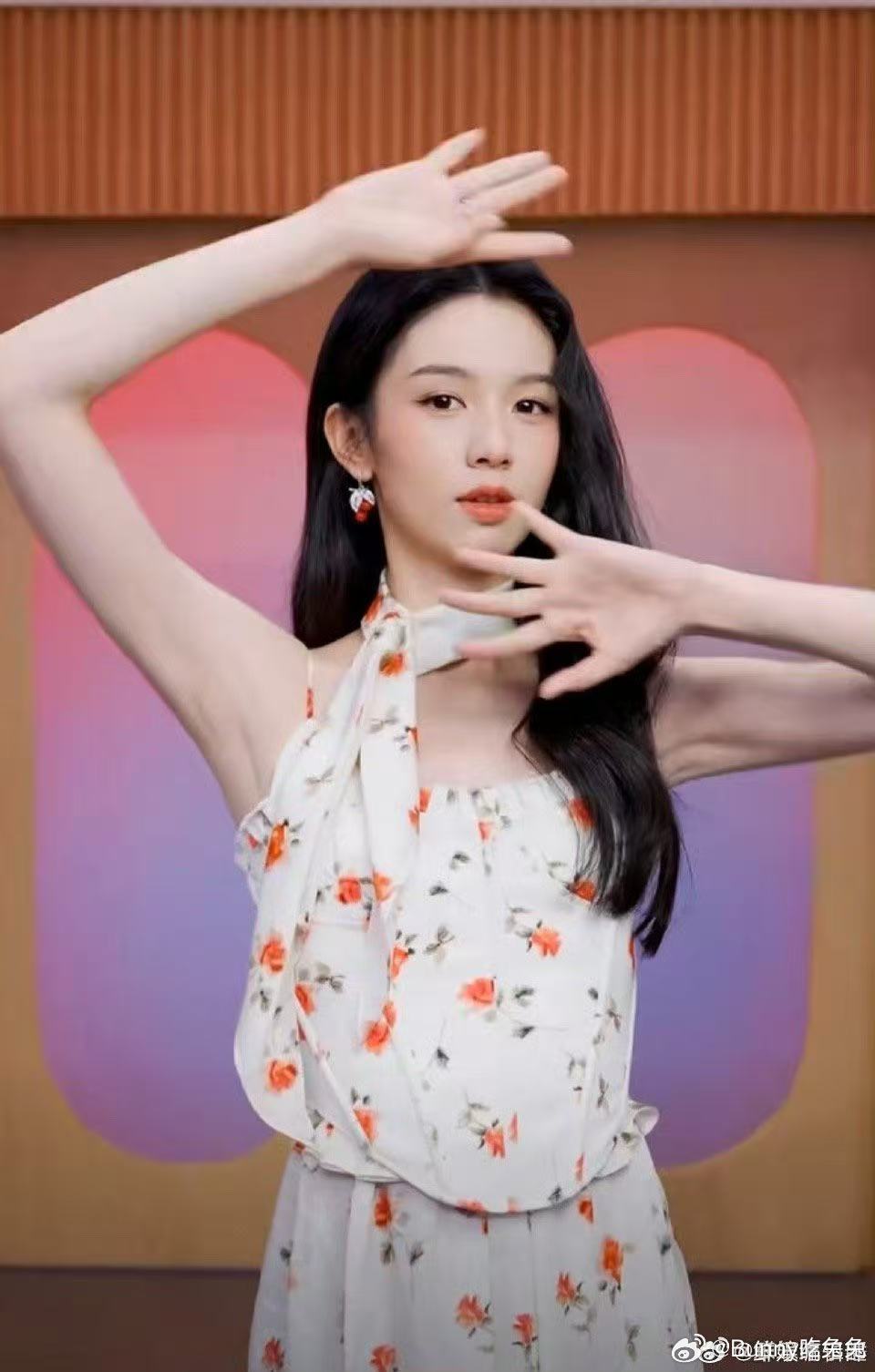 周也翟潇闻cha了浴室摇转场 你好星期六 温柔与帅气碰撞，浴室摇被他俩玩出高级感