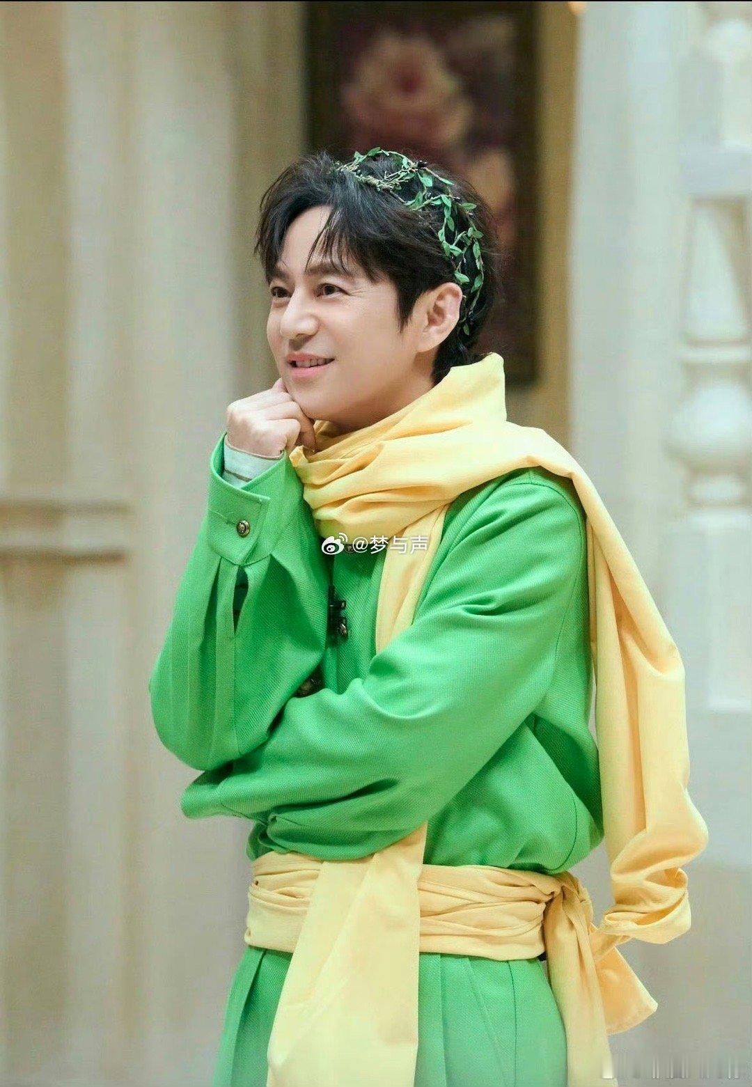 何老师这一幕好像小王子大侦探  大侦探的舞台有了星空，而星空下安静歌唱的他，是我