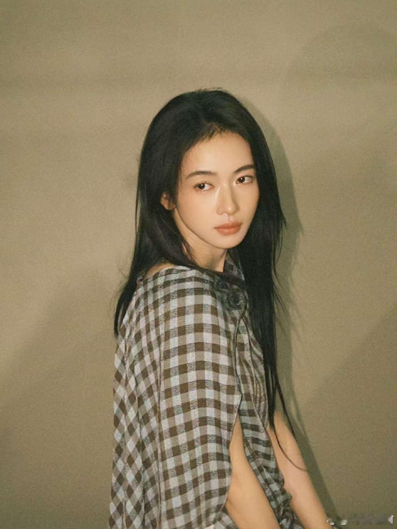 吴谨言说现代人时刻真好吴谨言千禧年氛围大片一袭千禧氛围感造型亮相，吴谨言真诚发言