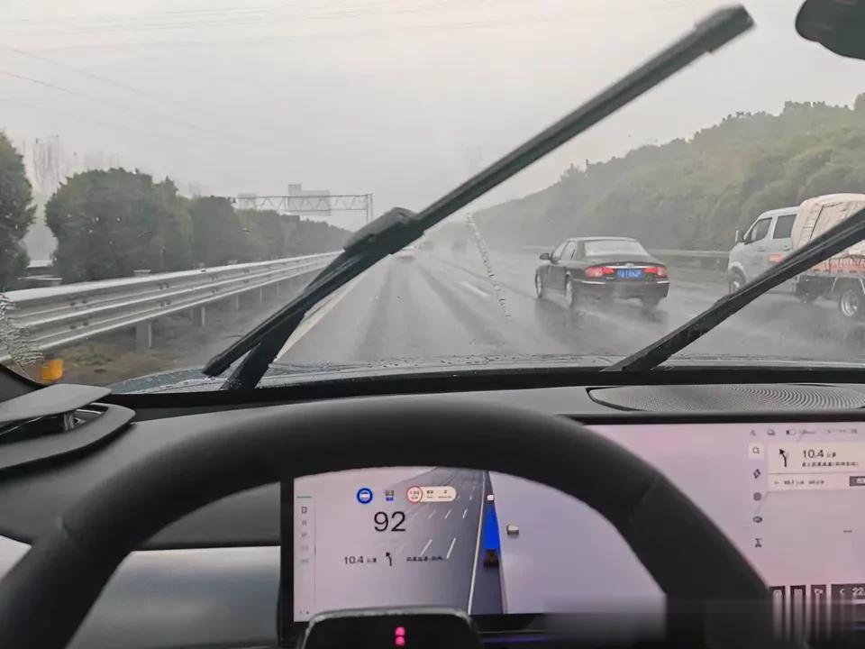 车明明在最内道，导航却显示车在应急道，这就是自动辅助驾驶仍然只能是辅助驾驶的原因