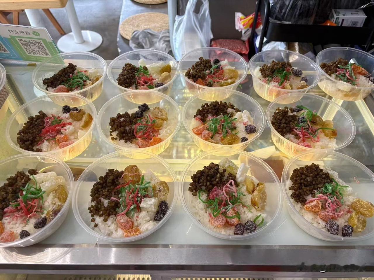 湖州老式多样汤是夏日专属老味道，糯米绿豆打底，蜜枣冬瓜糖缀上红绿丝，冰镇薄荷水一