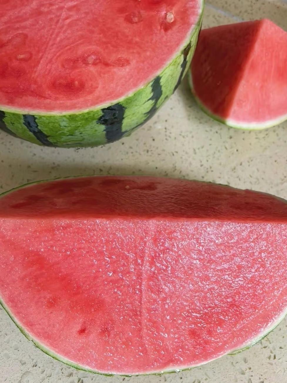 必须说这可是绝世好瓜🍉，

是我这几天挑了好久，买到最合心意的一个。

刚切开