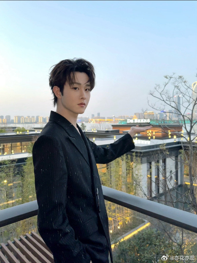 田嘉瑞连轴转的状态 田嘉瑞的颜值和身材真是没得挑！深V西装、常服造型都超赞，简直