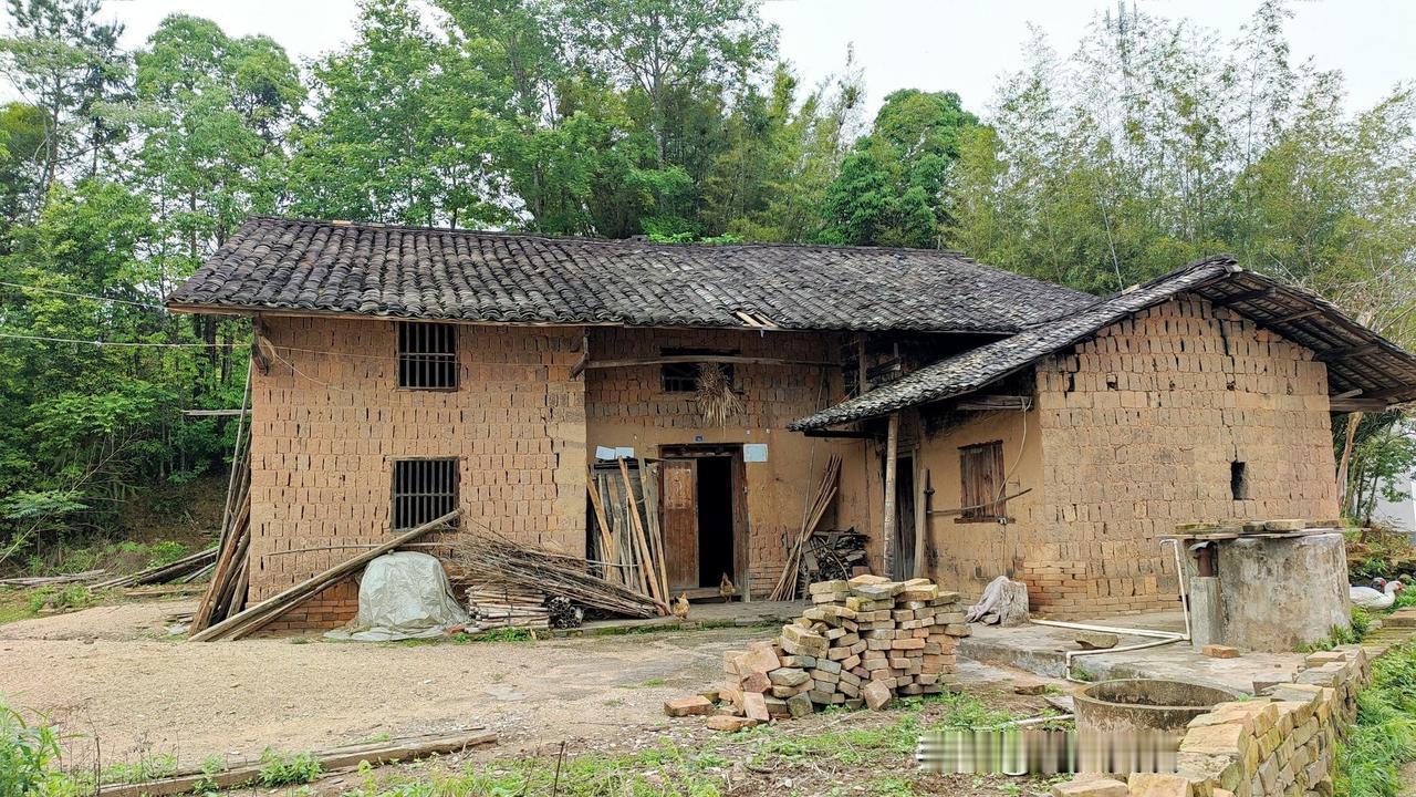 现在的孩子可能都不知道，上世纪七八十年代的日子有多苦，一个烧饼五毛钱，五六斤油省