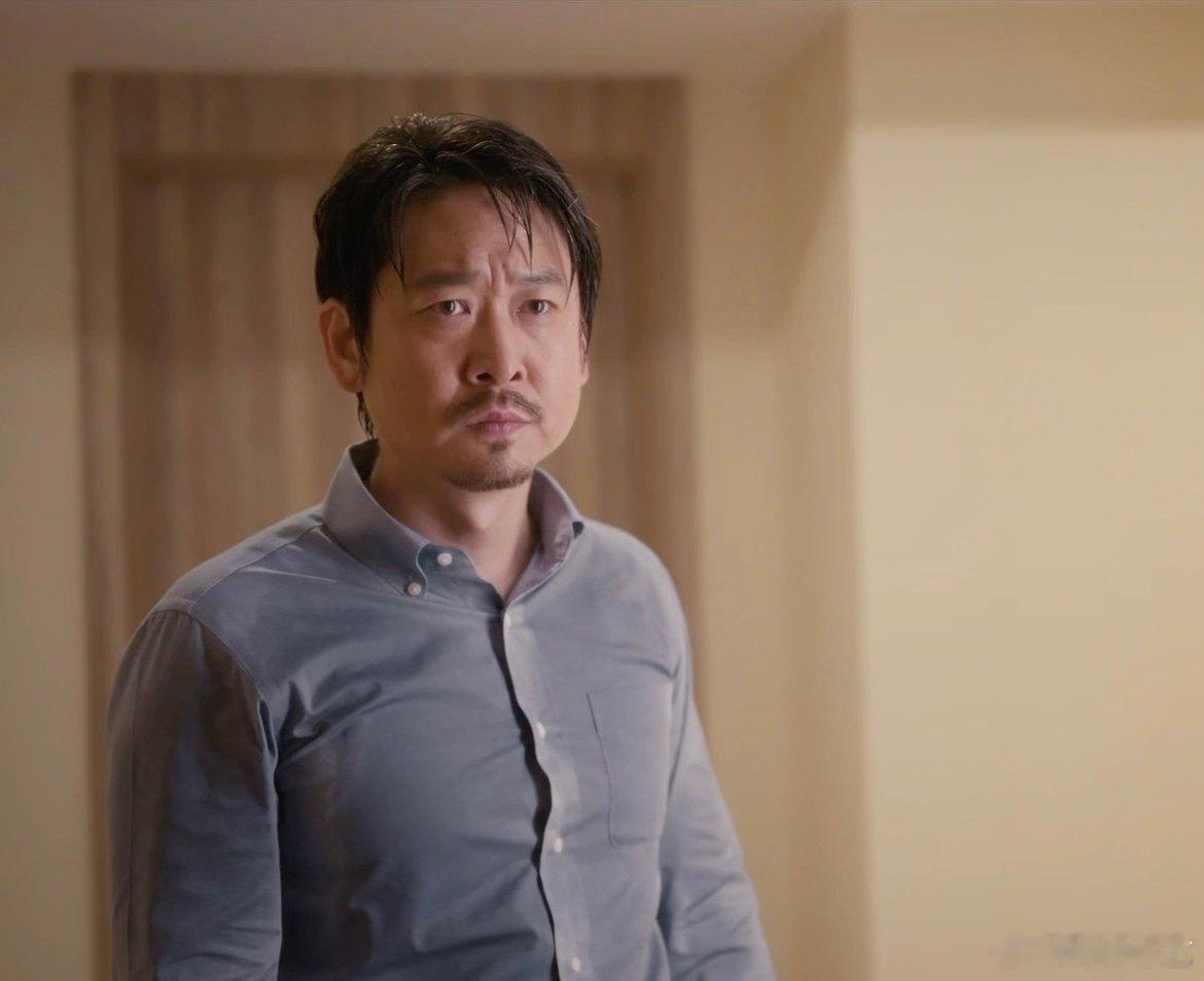 女儿偷偷回国打车发现老爸是司机老爸握着方向盘的手有些粗糙，却稳稳地载着女儿，驶向