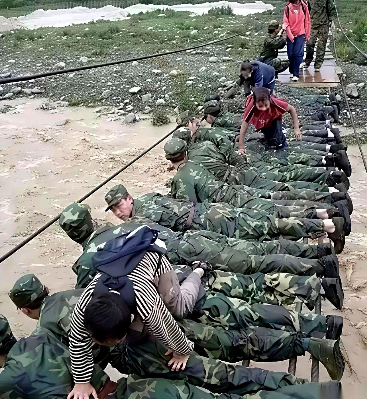 “世界上，也只有中国人民解放军会这么干。”
这句在网上传递的评价，听起来像是一句