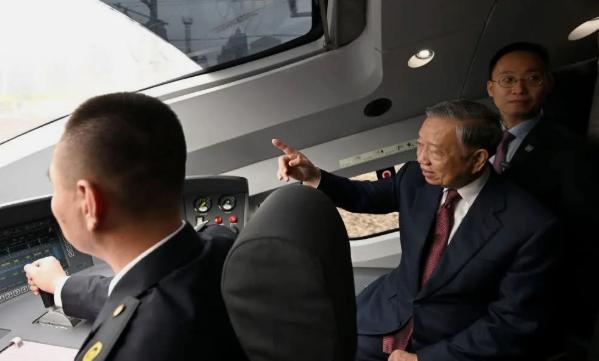 越南会不会求中国建高铁？苏林坐10小时高铁，答案太明显了

越南领导人苏林来中国