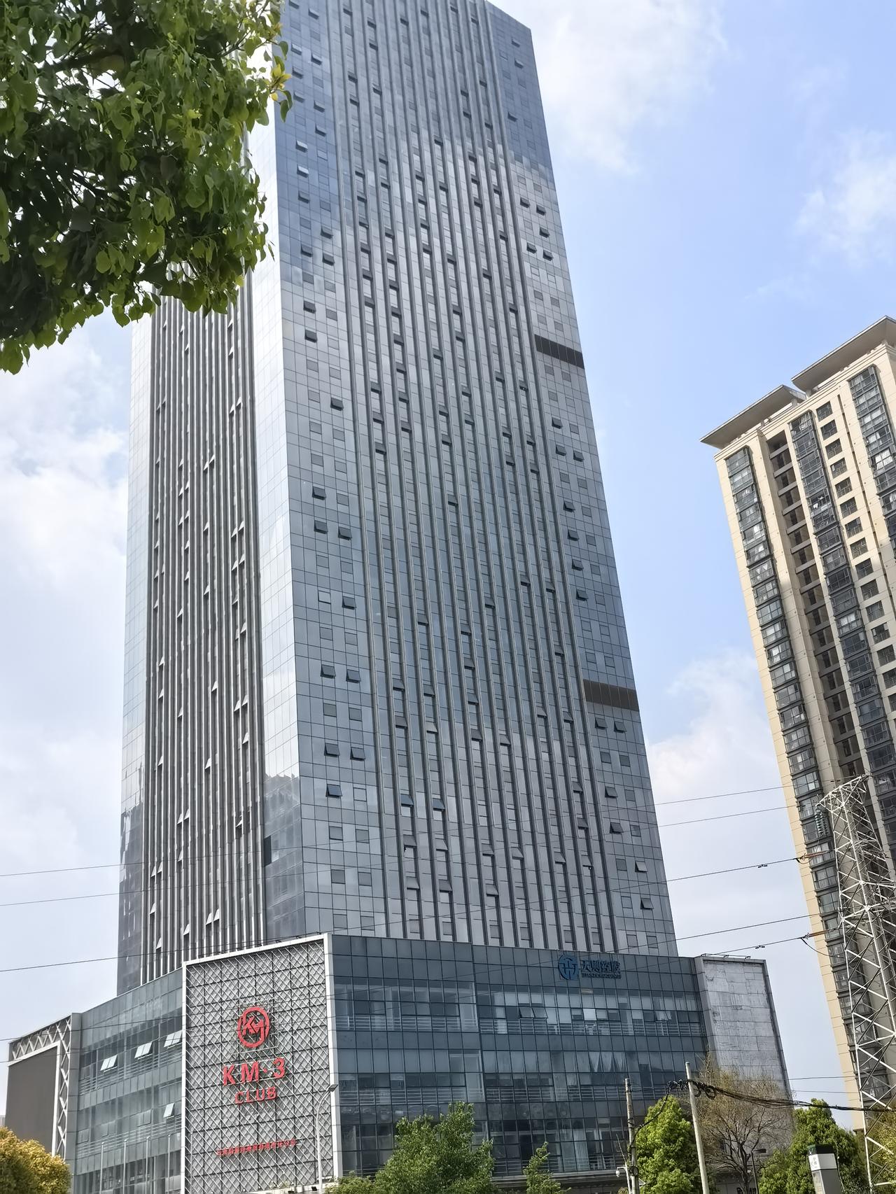 天则控股大厦
是位于盘龙区穿金路中段上的一幢五A甲级写字楼，也是天则控股集团的云