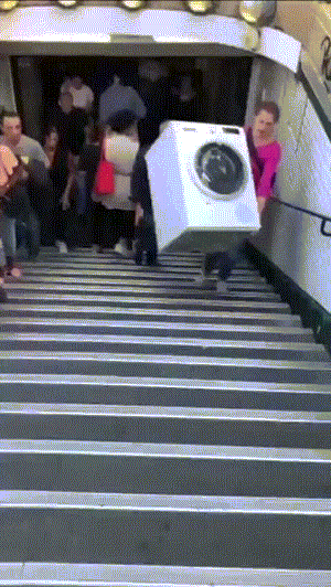 这种事在中国绝不会发生
大家会踊跃帮忙的