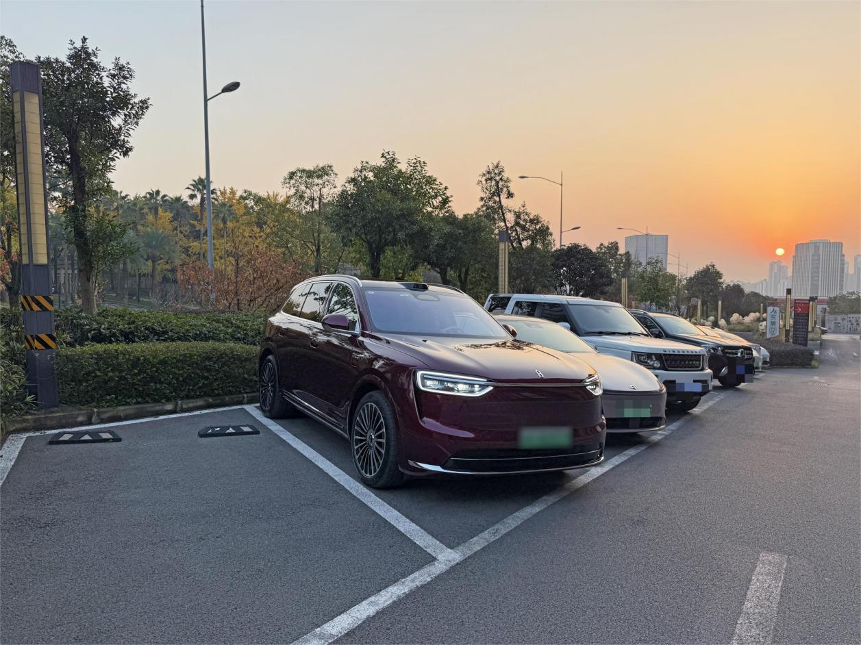 摸个鱼，看看电影，全新问界M7相较于我的问界M9，后排娱乐屏部署方案不一样，但实