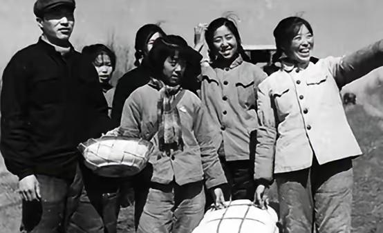 1977年秋，知青王建全因招工要去体检，他叫上女知青杜玉娟，知青点就剩他们两人，