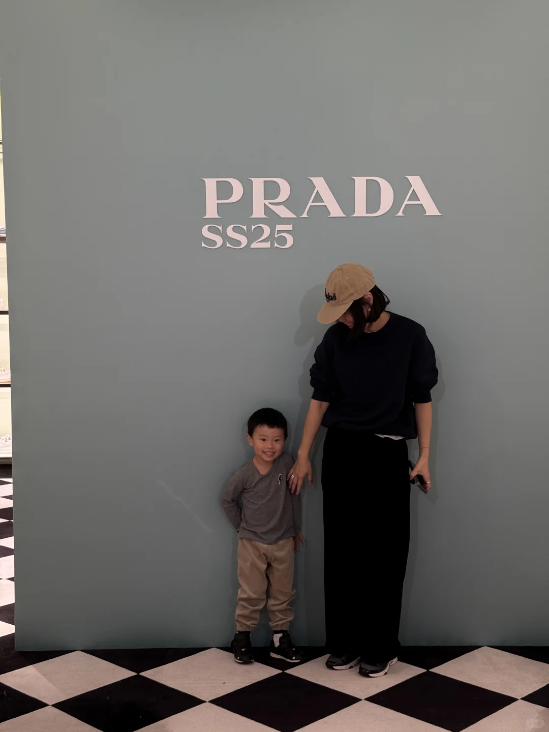 prada25ss订货会遛娃