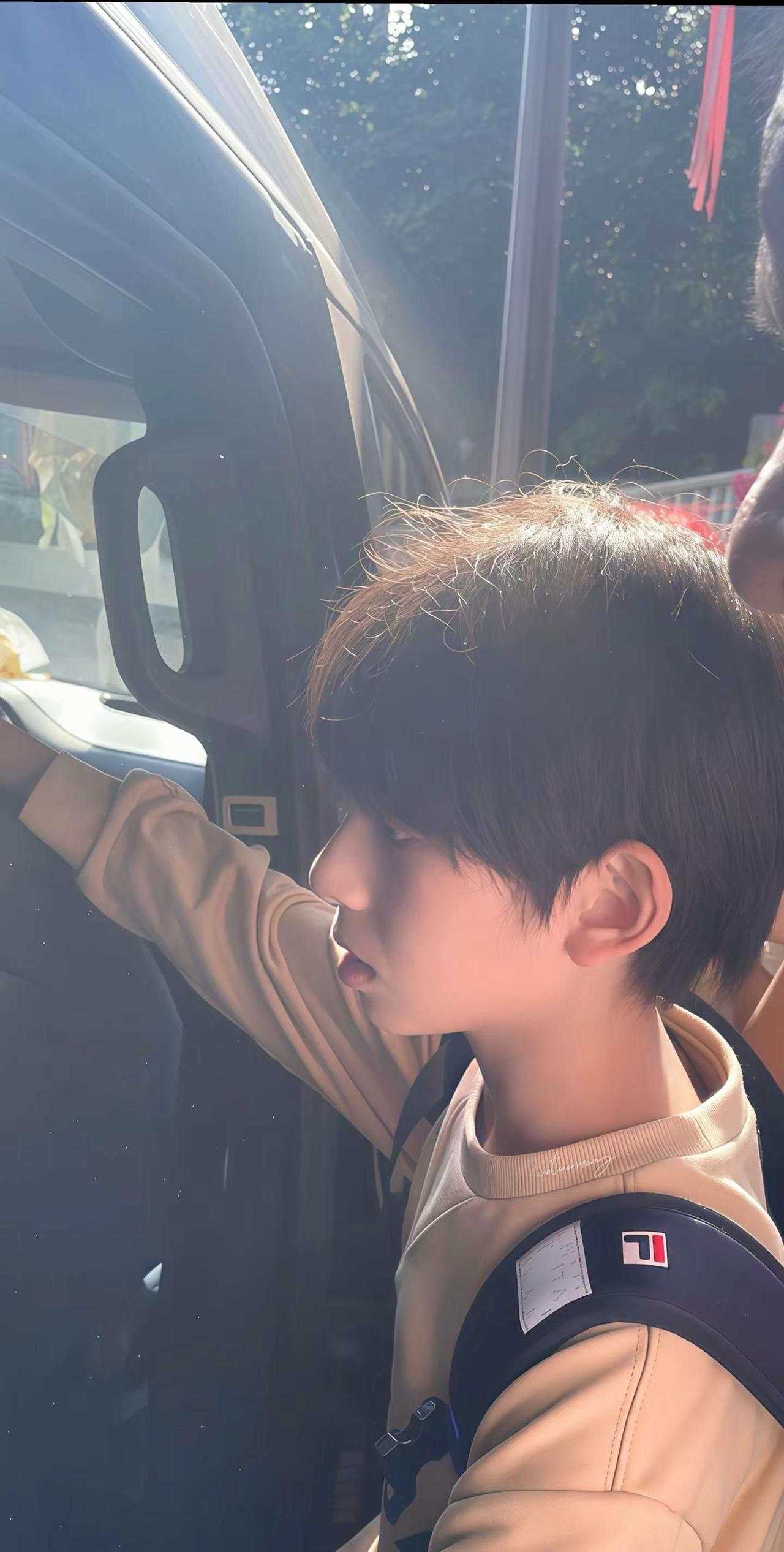 初见你时阳光又明媚陈浚铭 小学生 侧脸