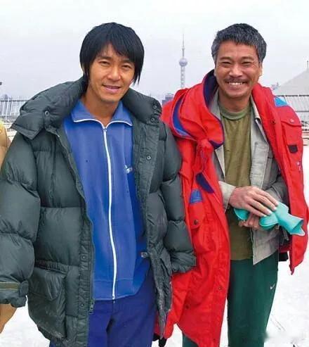 周星驰3个问号回应被偷票房偷票房不针对谁。。。战狼2偷的更多。。只要票房高的都偷